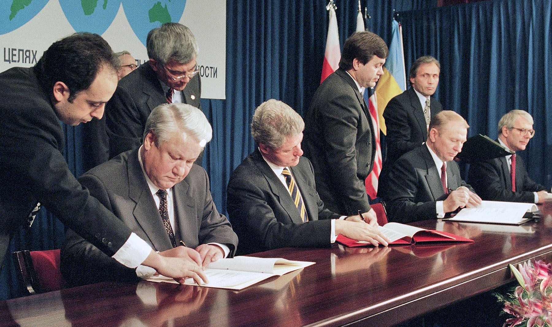 Bill Clinton siging the budapest memorandum