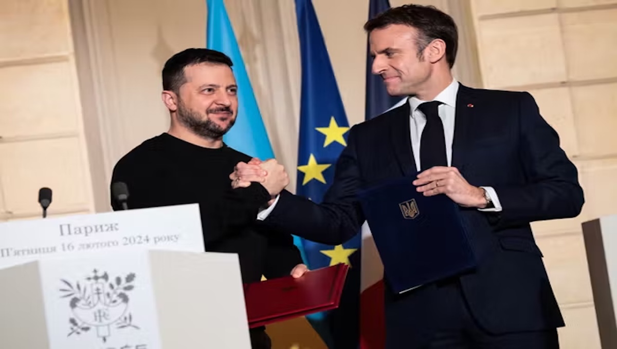 Zelensky and Macron shaking hands