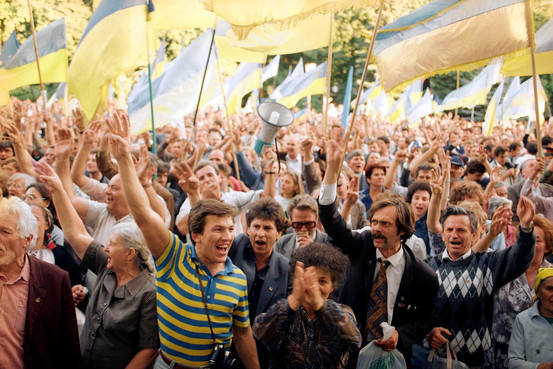 ukrainians celebrating the fall of the ussr