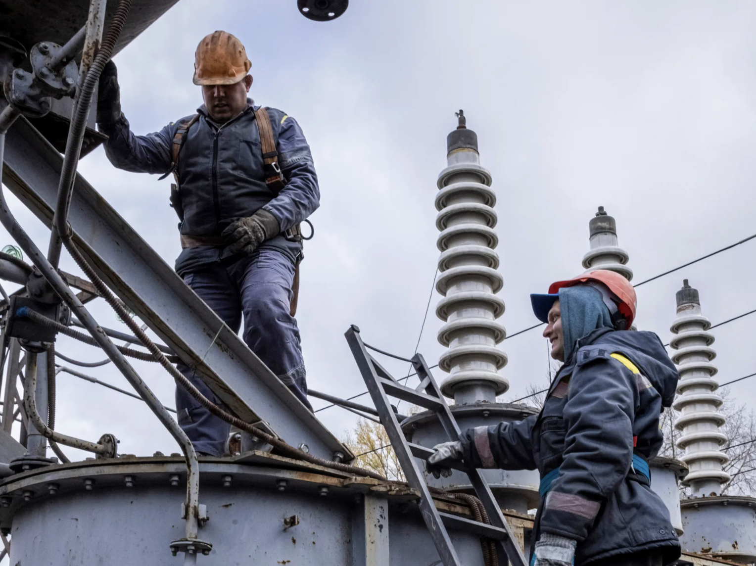рабочие, ремонтирующие электросеть